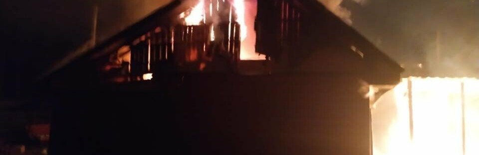На Демидівщині рятувальники ліквідували пожежу у житловому будинку... На Демидівщині рятувальники ліквідували пожежу у житловому будинку та господарчій будівлі
