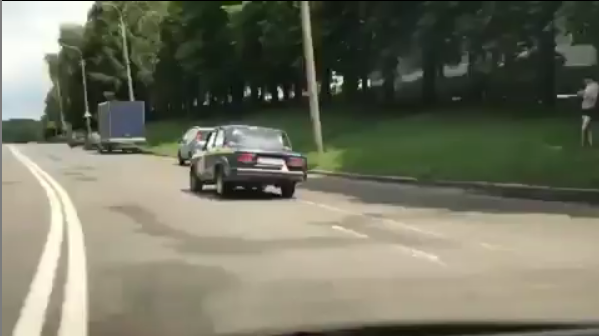 У Рівному паркуються прямо на сходах до залізничного вокзалу