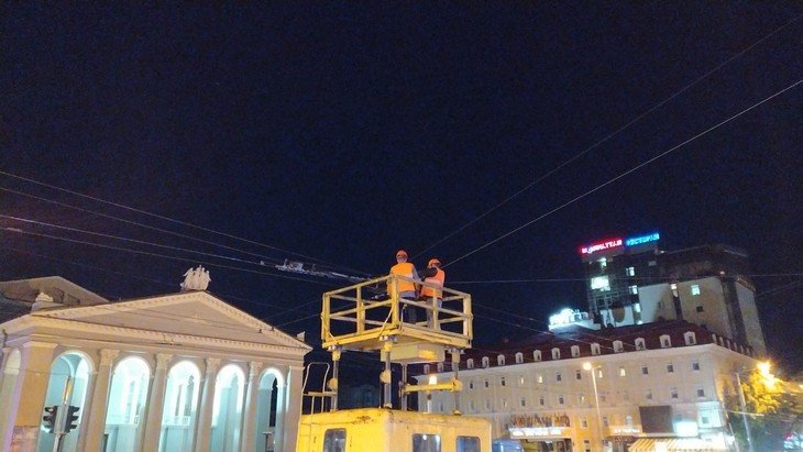 У Рівному щоночі ремонтують тролейбусні електролінії У Рівному щоночі ремонтують тролейбусні електролінії , Таїсія Олекшій