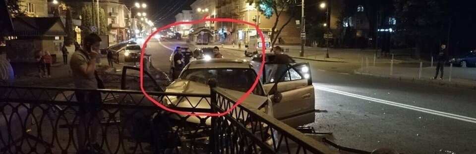 У Рівному легковик зніс паркан біля центрального мосту У Рівному легковик зніс паркан біля центрального мосту, Таїсія Олекшій