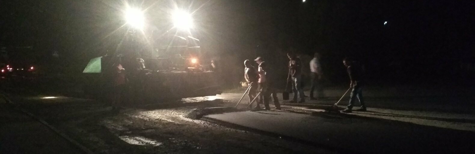 У Квасилові серед ночі укладають асфальт У Квасилові серед ночі укладають асфальт, Самчук Ірина