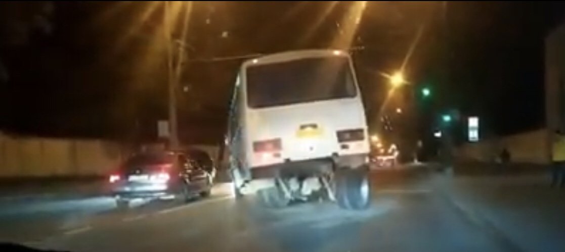 У Рівному в автобусі посеред дороги відірвало задні колеса У Рівному в автобусі посеред дороги відірвало задні колеса, Олена Діденко