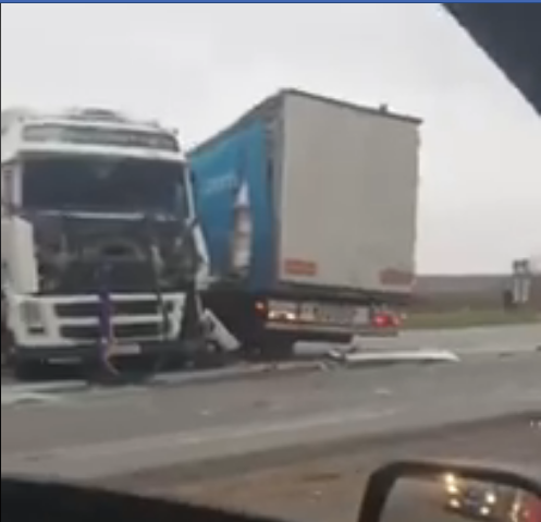 Поблизу Рівного зіткнулись два вантажних автомобілі Поблизу Рівного зіткнулись два вантажних автомобілі, Дарія Горбатюк