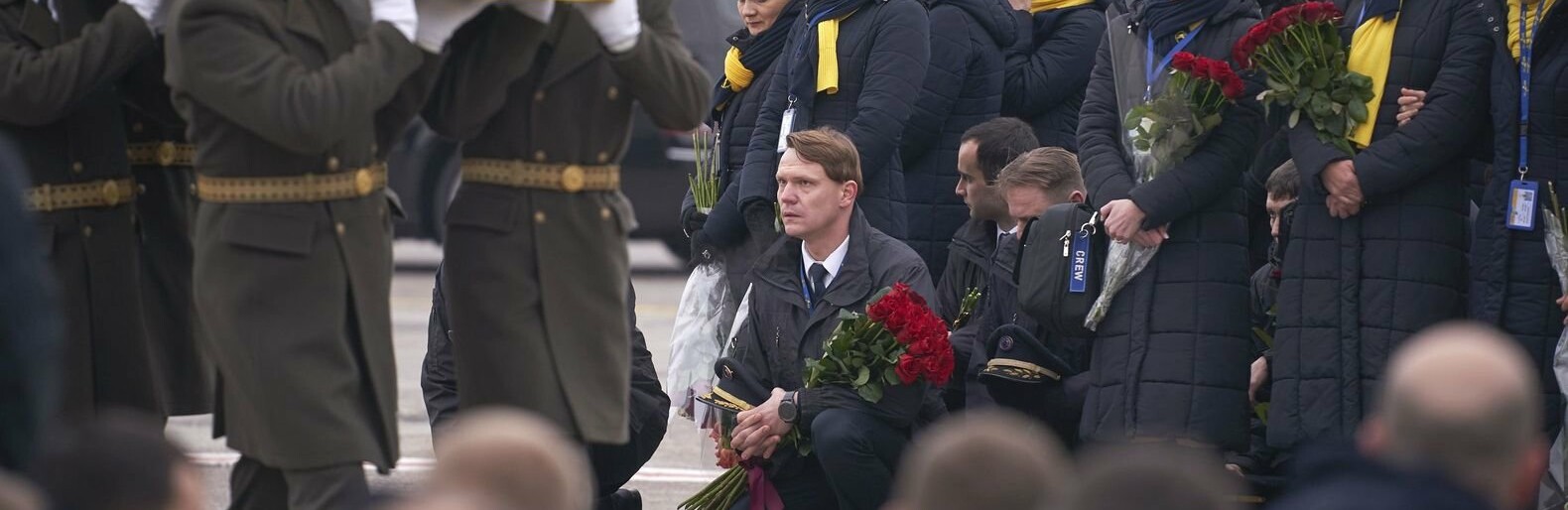 Оберемки квітів й сльози на очах: у столиці зустріли тіла загиблих... Оберемки квітів й сльози на очах: у столиці зустріли тіла загиблих українців в авіакатастрофі під Тегераном, Олена Діденко