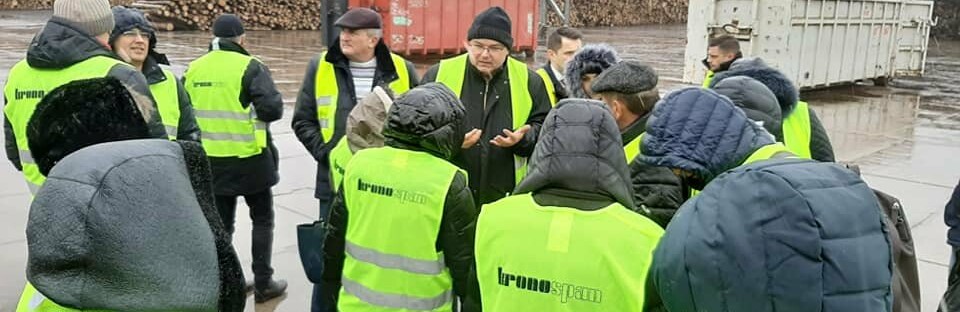 Скандальне будівництво на Рівненщині: представники "Kronospan" орг... Скандальне будівництво на Рівненщині: представники "Kronospan" організували екскурсію до Польщі, аби заспокоїти активістів