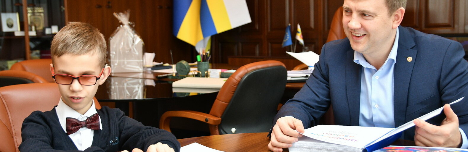 Міжнародний день дарування книг: голова Рівненської ОДА вручив незр... Міжнародний день дарування книг: голова Рівненської ОДА вручив незрячому хлопчику книгу зі шрифтом Брайля