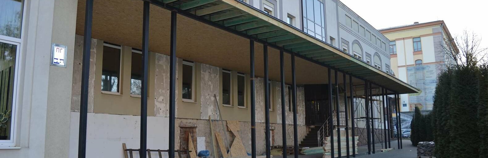 Третяк взяв під особистий контроль питання незаконно встановленого навісу на одній з будівель Рівного  