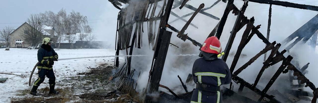 У Радивилівському районі згоріла споруда з двома тоннами соломи