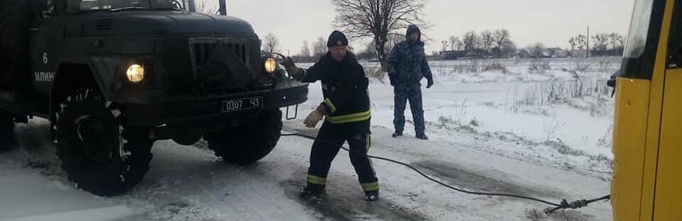 На Рівненщині застрягли шкільні автобуси з дітьми