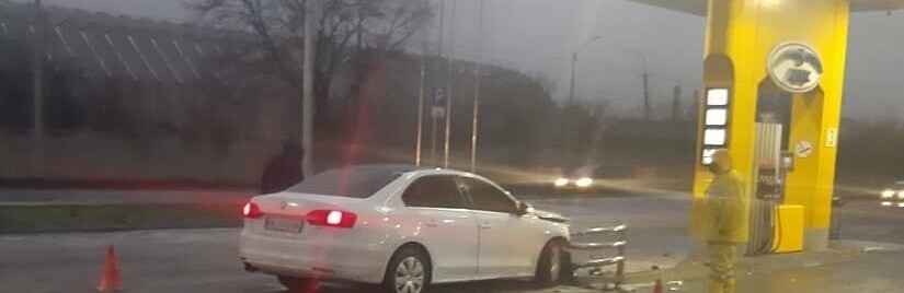 У Рівному авто потрапило в ДТП на АЗС