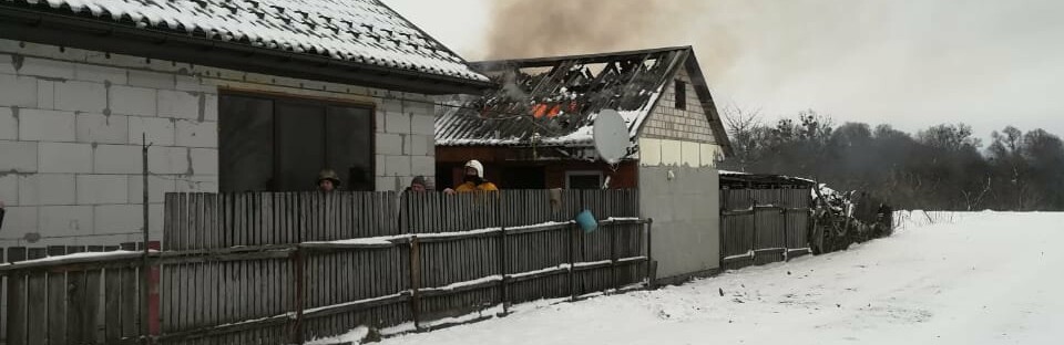 Через пожежу господарчої будівлі на Рівненщині ледве не згорів житловий будинок