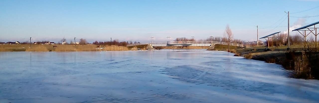 На ставку на Рівненщині катаються на ковзанах 