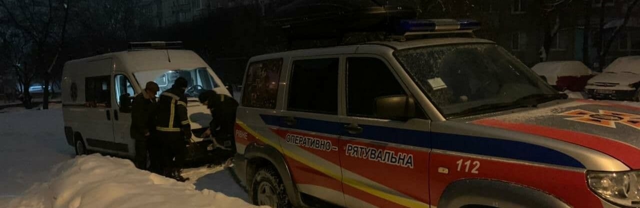 В Рівному рятувальники відбуксирували карету швидкої допомоги, яка поверталася з виклику