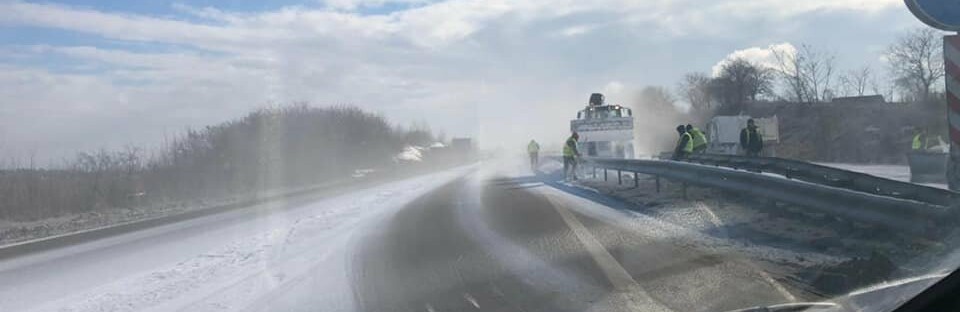 Вантажівка протаранила металевий відбійник на трасі на Рівненщині  