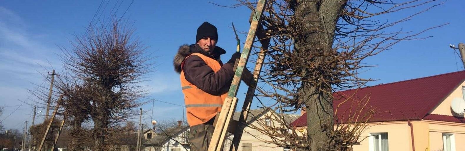 У одному з населених пунктів Рівненщини розпочали активне прибирання на вулицях