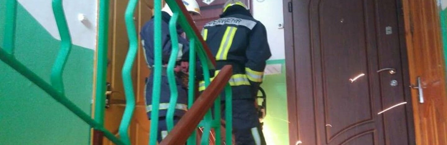 В одній із квартир Рівного рятувальники допомогли поліції відкрити двері: всередині був мертвий пенсіонер