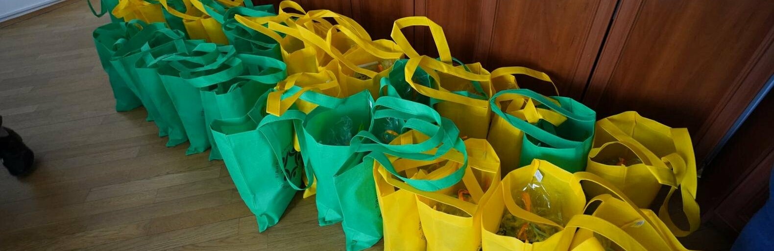 Колектив Рівненського МБК з нагоди Великодніх свят дарував кошики зі смаколиками родинам загиблих на Сході