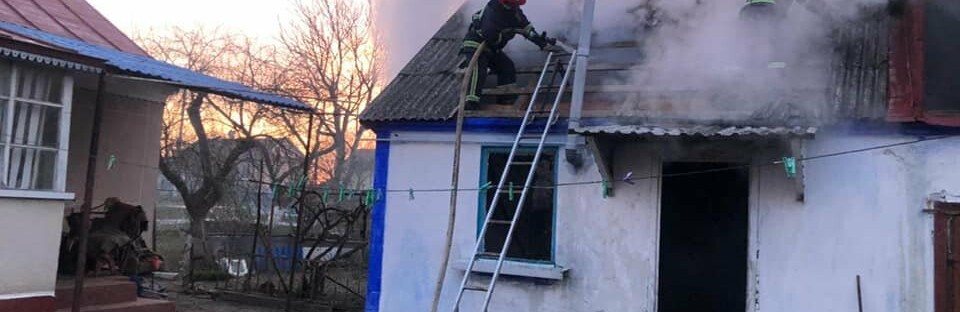 У селі в Рівненському районі зранку спалахнула літня кухня