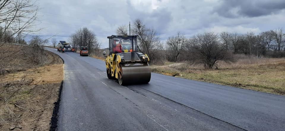 Понад сімдесят мільйонів гривень додатково нададуть Рівненщині на ремонт місцевих доріг