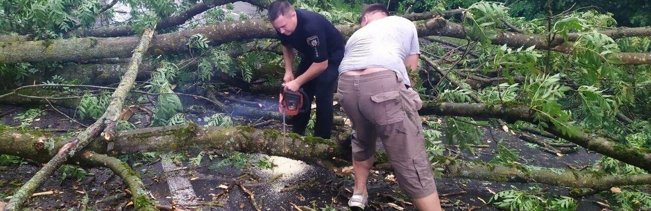 На Рівненщині поліцейські допомагають у ліквідації наслідків негоди