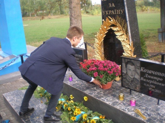 Меморіальну дошку та пам’ятник загиблим в зоні АТО відкрили на Рівненщині (фото) - фото 1