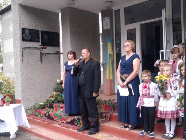 Меморіальну дошку та пам’ятник загиблим в зоні АТО відкрили на Рівненщині (фото) - фото 1