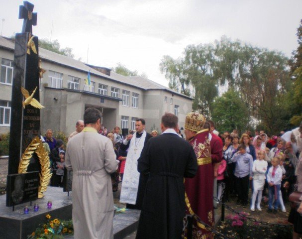 Меморіальну дошку та пам’ятник загиблим в зоні АТО відкрили на Рівненщині (фото) - фото 1