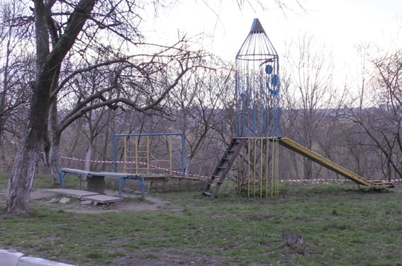 У Рівному на дитячому майданчику виявили гранату (ФОТО. ВІДЕО) (фото) - фото 1