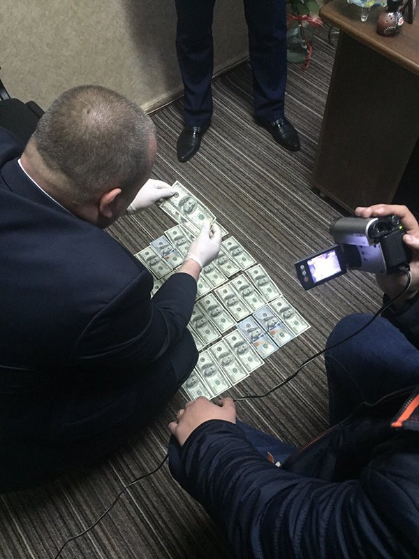 На  Рівненщині викрито адвоката під час одержання неправомірної вигоди (фото) - фото 2